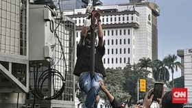 CCTV Dirusak Saat Aksi Indonesia Gelap di Patung Kuda