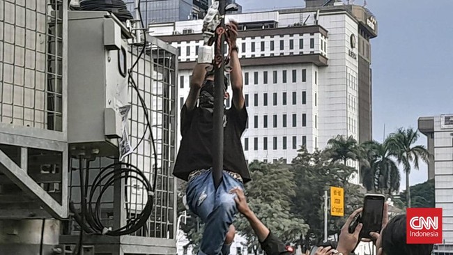 CCTV Dirusak Saat Aksi Indonesia Gelap di Patung Kuda Seorang peserta massa tindakan demonstrasi Indonesia Gelap di area Patung Kuda, Jakarta, merusak CCTV di taman Patung Kuda.