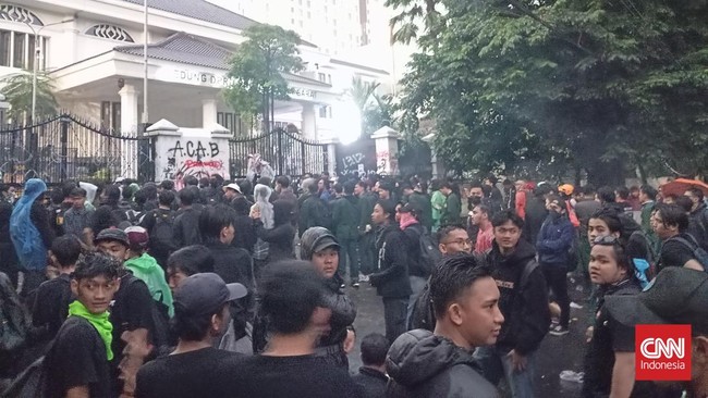 Aksi Indonesia Gelap di Bandung, Massa Lempar Batu dan Petasan Massa aksi Indonesia Gelap di Bandung menyalakan petasan hingga melempari Gedung DPRD Jabar dengan botol dan batu.