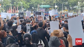 Massa Penuhi Patung Kuda: Aksi Puncak Indonesia Gelap Dimulai