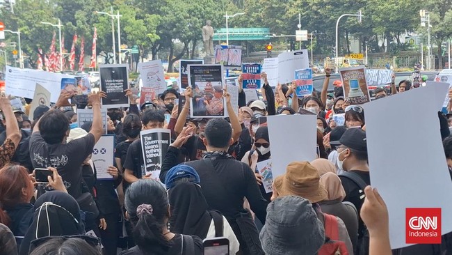 Aksi Indonesia Gelap berlangsung serentak se-Indonesia sejak Senin (17/2). Hari ini bakal menjadi puncak aksi gabungan mahasiswa dan koalisi masyarakat sipil.