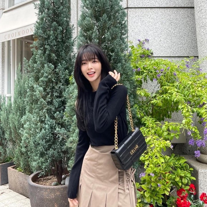 <p>Perempuan 23 tahun ini mengonsumsi putih telur sebagai sumber protein dan smoothies dada ayam. Ia pun memadukan dietnya itu dengan menjalani olahraga pilates. "80 persen berkat pelatih saya...<em>@pilates_space...</em> Sisanya 20 persen dari pengendalian pola makan," tulis Roh Jeong Eui di Instagram Stories. (Foto: Instagram@jeongeuiyam)</p>