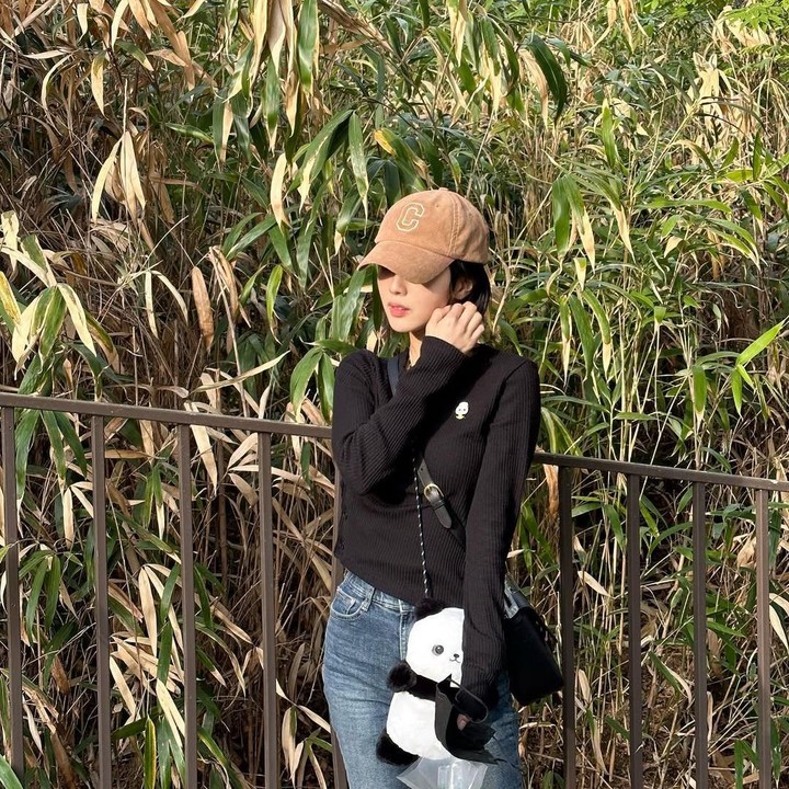 <p>Melalui laman Instagramnya, Roh Jeong Eui sering kali menampilkan <em>outfit simple</em>, tetapi tetap membuatnya terlihat berkelas, seperti potret berikut ini. “Cantik sekali,” tulis akun <em>@yeonaa****.</em> “Foto yang indah sekali,” tulis akun <em>@julio68fr****. </em>(Foto: Instagram@jeongeuiyam)</p>