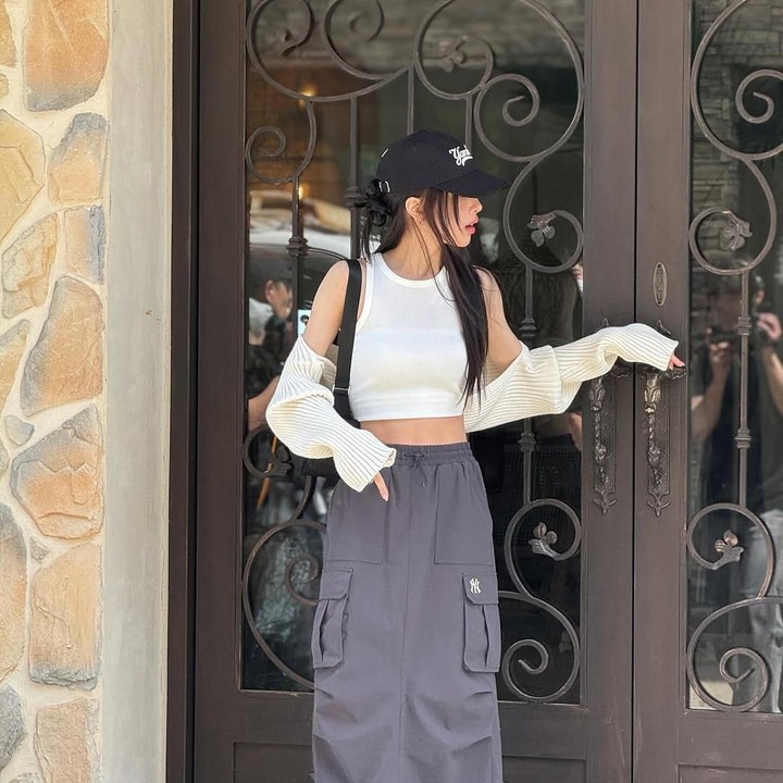 <p>Kini, sang aktris sukses memiliki tubuh langsing yang banyak didambakan kaum perempuan. Penampilannya dengan mengenakan beragam <em>outfit out the day</em> (OOTD) juga menambah pesonanya, ya, Bunda. (Foto: Instagram@jeongeuiyam)</p>