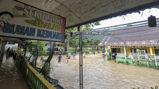 FOTO: Banjir di Jambi Akibat Luapan Sungai Kenali Asam