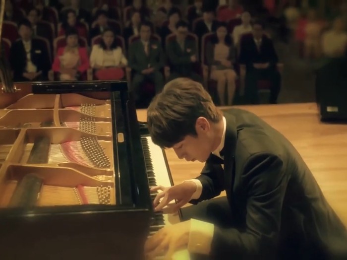 Seo Kang Joon bermain piano di Cheese in the Trap/ Foto: youtube.com/tvNDIndonesia