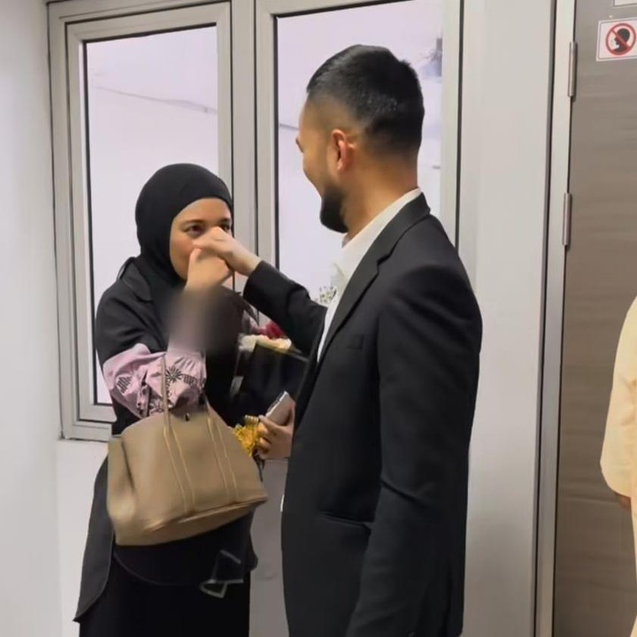 <p>Pada<em> postingan</em> itu, Shireen terlihat membantu sang suami bersiap-siap masuk ke ruangan untuk melaksanakan sidang. “Alhamdulillah akhirnya hari ini nemenin suami sidang, balik lagi ke kampus yang dulu ya,” ujar Shireen, dikutip dari laman <em>Instagram@shireensungkar,</em> Jumat (21/2/2025). (Foto: Instagram@shireensungkar)</p>