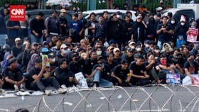 VIDEO: Aksi Indonesia Gelap, Demonstran Datangi Gedung DPRD Jatim