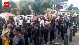 VIDEO: Lagu 'Bayar Bayar Bayar' Iringi Massa Aksi Indonesia Gelap