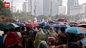 VIDEO: Hujan Guyur Patung Kuda, Massa Aksi Indonesia Gelap Bertahan