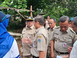 Hari Pertama Kerja, Wagub Rano Karno Tinjau Pengerukan Kali Krukut Jaksel