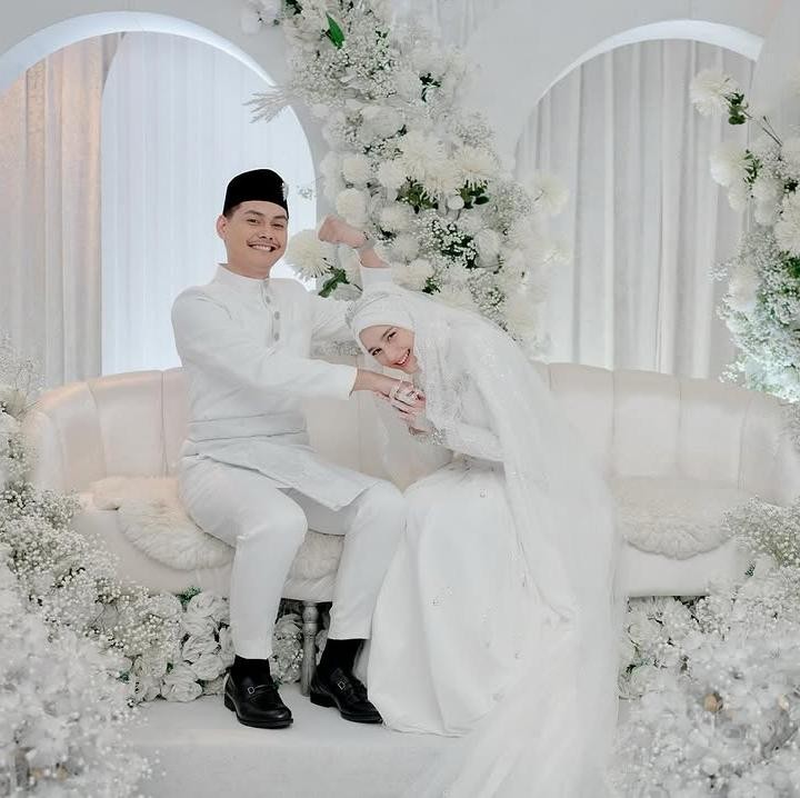 <p>Yasmine Ow tampaknya juga tidak melewatkan Ramadhan tahun ini sendirian. Sebab, Bunda satu anak itu telah melabuhkan hatinya pada seorang pria bernama Khairul Arifin Oma. Keduanya resmi menikah pada Sabtu (15/2/2025). (Foto: Instagram@yxsmine.ow)</p>