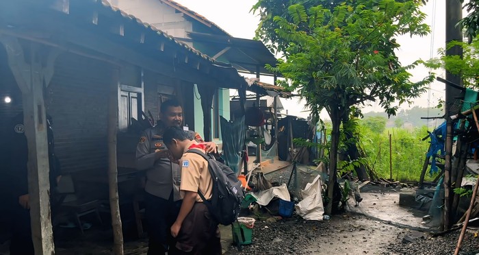 Aparat Polsek Tlogowungu mendatangi rumah remaja yang viral karena mencuri pisang di Pati, Sabtu (22/2/2025).