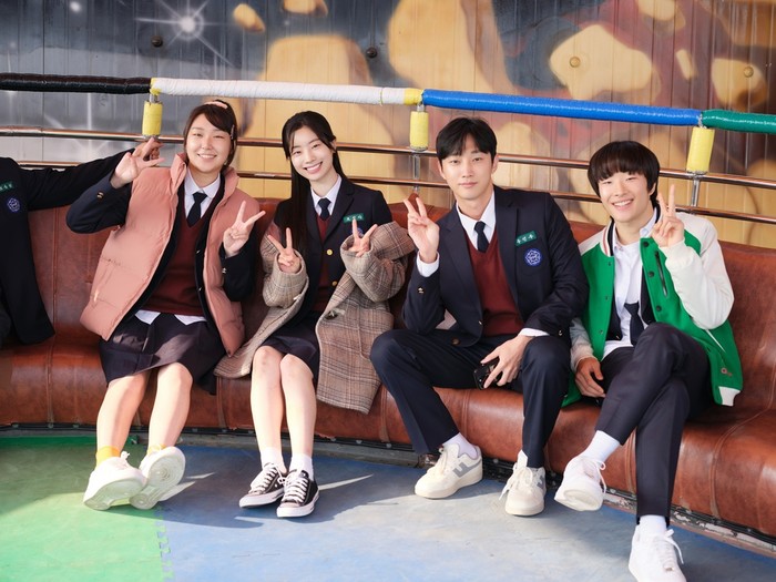 Bagi Beauties yang belum tahu, film ini menceritakan kisah Jin Woo, remaja 18 tahun yang mengumpulkan keberanian untuk mengungkapkan perasaannya pada cinta pertamanya, Seon Ah. Kisah ini menjadi sebuah romance-melodrama yang penuh emosi./ Foto: Soompi