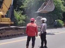 Ngeri! Batu Besar Jatuh dari Bukit Menggelinding di Jalur Pantura PLTU Paiton