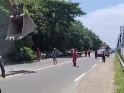 5 Fakta Jatuhnya Batu Besar di Jalur Pantura PLTU Paiton