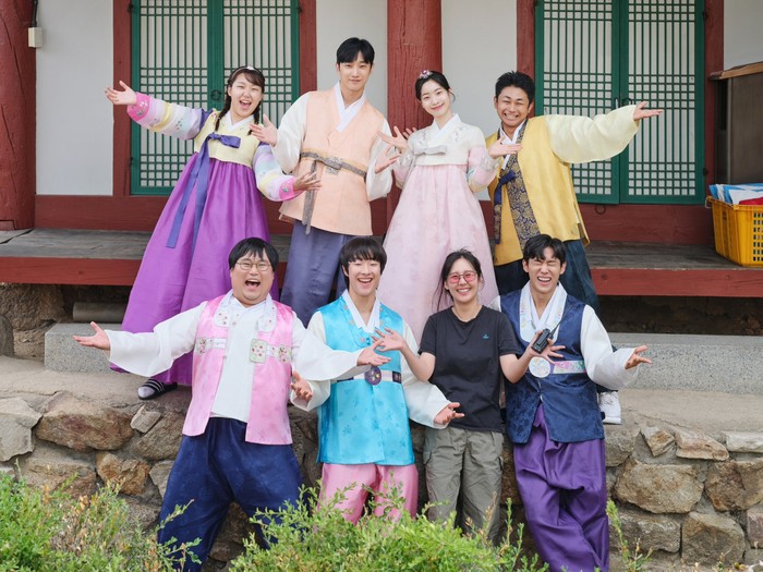 Dalam behind the scene ini, terlihat para pemain seperti Jung Jinyoung, Dahyun, Sohn Jeong Hyuck, Kim Yo Han, Lee Min Goo, Lee Seung Jun, dan Kim Min Ju. Potret mereka benar-benar menggambarkan indahnya persahabatan anak muda./ Foto: Soompi