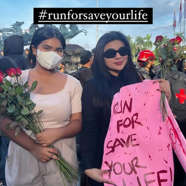 Ikut Aksi Indonesia Gelap, Dea OlnyFans Bagikan Bunga Mawar ke Pendemo