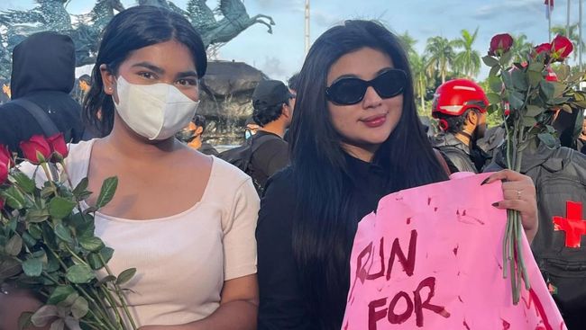 Ikut Aksi Indonesia Gelap, Dea OlnyFans Bagikan Bunga Mawar ke Pendemo
