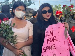 Dea Ayu Bagikan Mawar di Aksi Indonesia Gelap Serukan Run for Save Your Life
