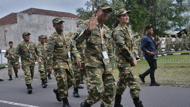 Bahaya Militerisasi Ranah Sipil ala Dedi Mulyadi Gubernur Jawa Barat Dedi Mulyadi kirim siswa bandel ke barak militer untuk pendidikan kedisiplinan. Kebijakan ini menuai kritik mengenai pelanggaran HAM.