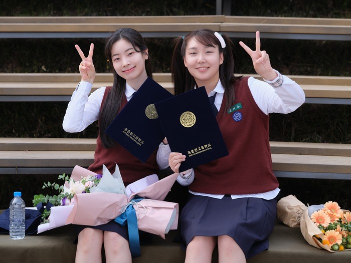 Dikutip dari Soompi, kabarnya para pemain semakin akrab setelah menghadiri workshop bersama. Usia mereka yang sebaya membuat mereka cepat dekat. Saat istirahat, mereka sering bermain game atau makan bareng seperti teman sungguhan./ Foto: Soompi