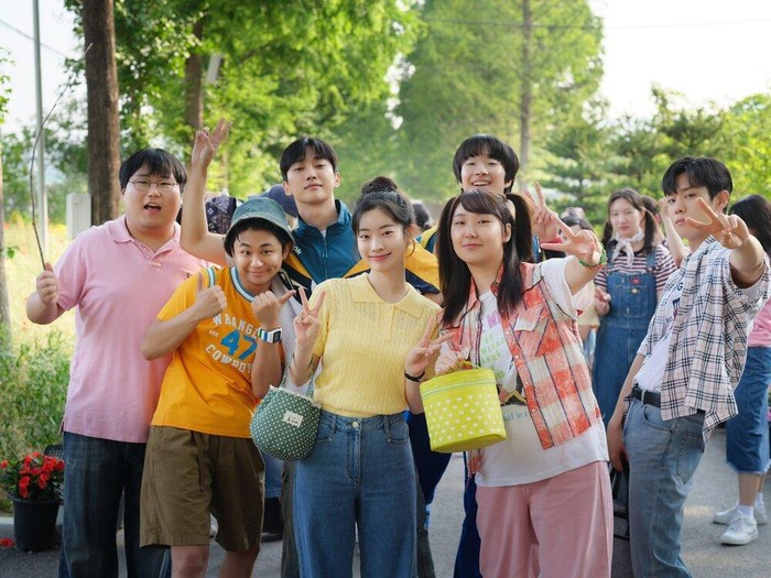 Film Korea 'You Are the Apple of My Eye' resmi tayang pada Jumat, (21/2). Remake ini dibintangi Dahyun TWICE dan Jinyoung B1A4. Baru-baru ini, tim produksi membagikan momen seru di balik layar yang memperlihatkan keceriaan para pemain./Foto: Soompi
