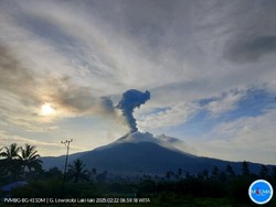 Gunung Lewotobi Laki-laki Meletus 12 Kali, Warga 7 Desa Waspada Banjir Lahar