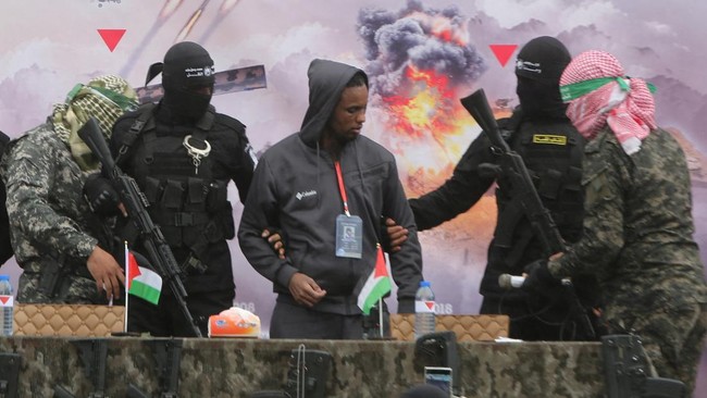 Warga Israel mantan sandera kelompok perlawanan di Palestina, Hamas, membeberkan cerita beberapa kali nyaris terbunuh oleh rudal militer negaranya sendiri, IDF.