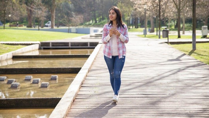 img-title Rutin Jalan Kaki 20 Menit, Manfaatnya Nggak Cuma Buat Badan Tapi Juga Hati