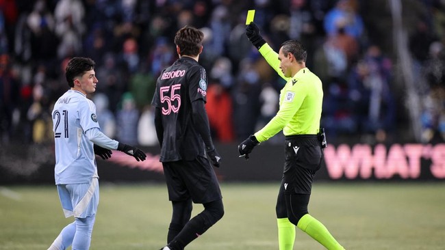 Wasit asal Meksiko, Marco Antonio Ortiz Nava, mendapat sanksi dari Concacaf setelah meminta tanda tangan Lionel Messi usai Inter Miami melawan Sporting KC.