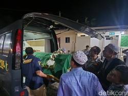 Puluhan Warga Cihurang Sukabumi Salatkan Jenazah Samson