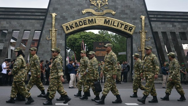 Bupati Blitar Rijanto memilih untuk tetap mengikuti retret kepala daerah di Akmil Magelang meski ada instruksi Ketum Megawati Soekarnoputri untuk menundanya.