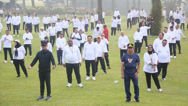 Tidak hanya berolahraga, Tito juga memanfaatkan kesempatan untuk berdialog santai dengan kepala daerah, meningkatkan sinergi antara pemerintah pusat dan daerah.