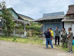Pria Sukabumi Bunuh Kakak gegara Tanah Warisan, Korban Disabet Samurai