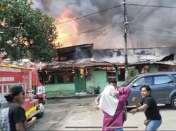 Kebakaran di Asrama TNI Lompobattang Jalan Opu Daeng Risadju Makassar