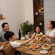 Sederhana Tapi Penting, Ini 5 Alasan Mengapa Kamu Harus Makan Malam bersama Keluarga