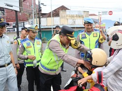 Semringahnya Warga Dapat Helm hingga Dawet Gratis dari Polres Banjarnegara