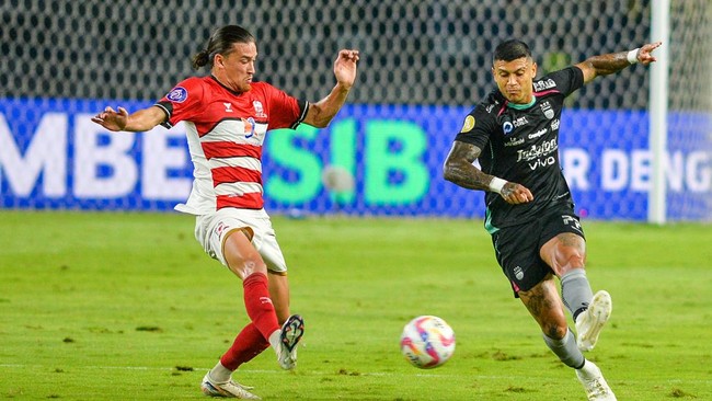 Persib Bandung di luar dugaan bermain imbang 0-0 melawan Madura United pada pekan ke-24 Liga 1 di Stadion Gelora Bandung Lautan Api, Sabtu (22/2) malam WIB.