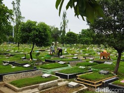 Cerita Kakek Ulum Buka Jasa Pimpin Doa Peziarah di TPU Semper Jakut