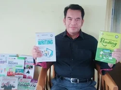 Kisah Otong, Dulu Pedagang Asongan Kini Jadi Dosen & Terbitkan 191 Buku