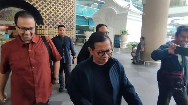 Gubernur DKI Jakarta Pramono Anung irit bicara usai tiba di Bandara Internasional Yogyakarta (YIA) pada hari kedua retret kepala daerah, Sabtu (22/2).