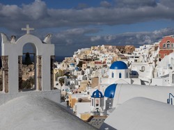 Santorini: Dari Kepanikan Gempa, Kini Kembali Bersemi