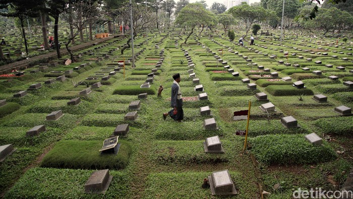 Umat Muslim berdoa di makam keluarganya di kawasan TPU Karet Bivak, Jakarta Pusat, Sabtu (22/2/2025).