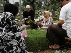 Doa Ziarah Kubur Orang Tua: Adab, Tata Cara hingga Keutamaan