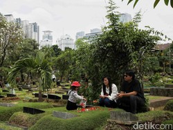 Doa Ziarah Kubur Orang Tua Saat Lebaran dan Adabnya