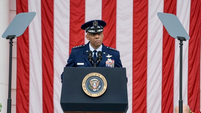Presiden AS Trump secara mengejutkan memecat Kepala Staf Gabungan Jenderal CQ Brown lewat media sosial pada Jumat (21/2).