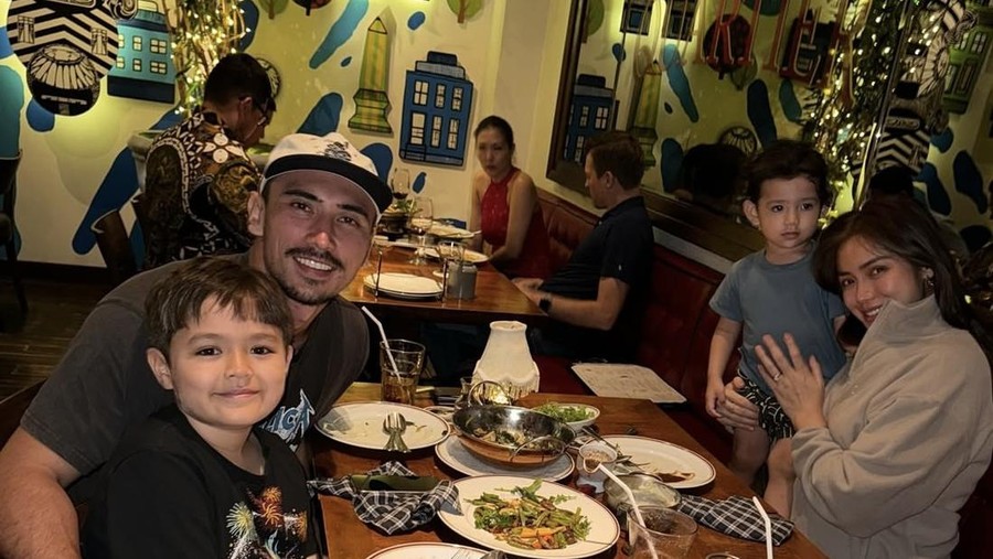 Vincent Verhaag Asyik Kulineran Bareng Istri dan Anak Vincent Verhaag Asyik Kulineran Bareng Istri dan Anak