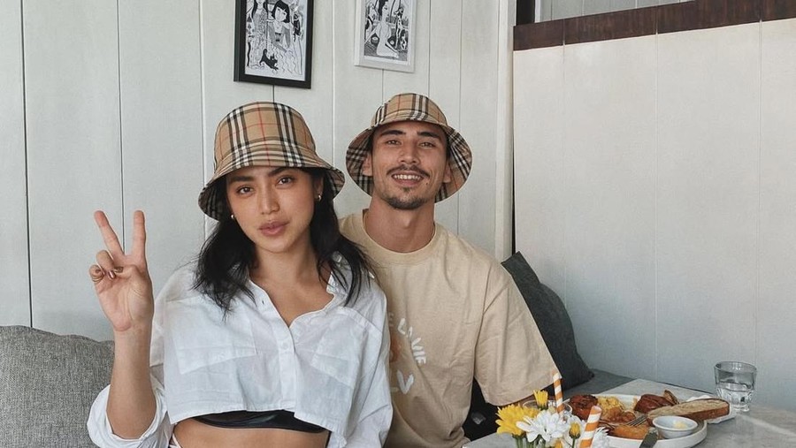 Vincent Verhaag Asyik Kulineran Bareng Istri dan Anak