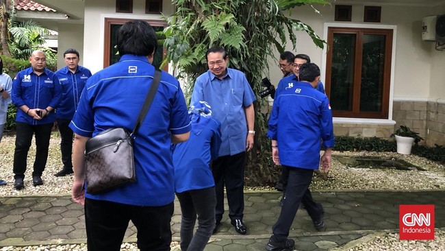 Susilo Bambang Yudhoyono menegaskan prioritas politik harus mengedepankan kepentingan negara dan rakyat terlebih dulu kemudian baru kepentingan partai.